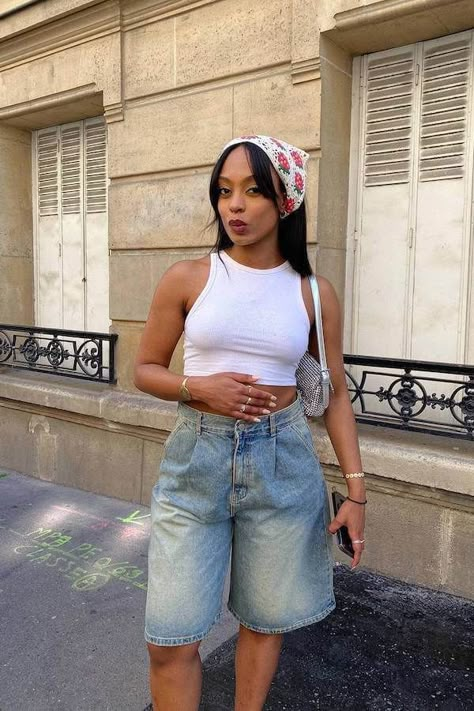 Styling Long Denim Shorts, Long Shorts Style, Long Jean Shorts Outfit Summer, Long Denim Shorts Outfit Summer, Short Joggers Outfit Women, Women Jorts Outfit, Baggy Bermuda Shorts Outfit, Baggy Shorts Outfits Women, Oversized Shorts Outfit