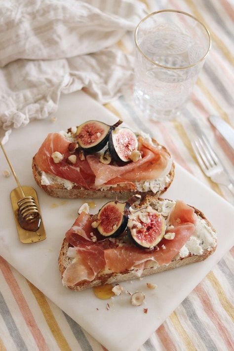 Fig and Parma Ham Toast- a delicious brunch recipe or fancy breakfast idea Fig Toast Recipe, Bistro Lunch Ideas, Beautiful Lunch Ideas, Brunch Plating Ideas, Breakfast Brunch Party Ideas, Fancy Bar Food, Fancy Toast Ideas, Brunch Toast Ideas, Coffee Shop Lunch Ideas