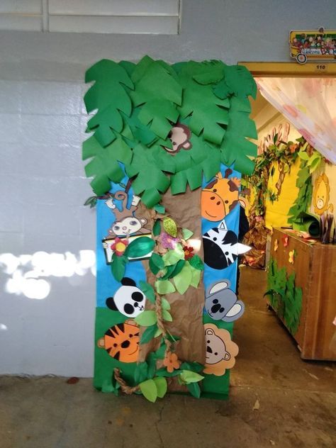 Wild Animals Classroom Decoration, Animals Decoration For Classroom, Jungle Theme Classroom Decorations, Preschool Jungle, Preschool Door, Jungle Crafts, Zoo Crafts, Jungle Theme Classroom, Jungle Thema