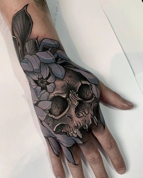 Dark Tattoo Designs, Hand Tattoo Cover Up, Girly Hand Tattoos, Gotik Tattoo, Traditional Hand Tattoo, Feminine Skull Tattoos, Neo Tattoo, Skull Hand Tattoo, Skull And Flowers