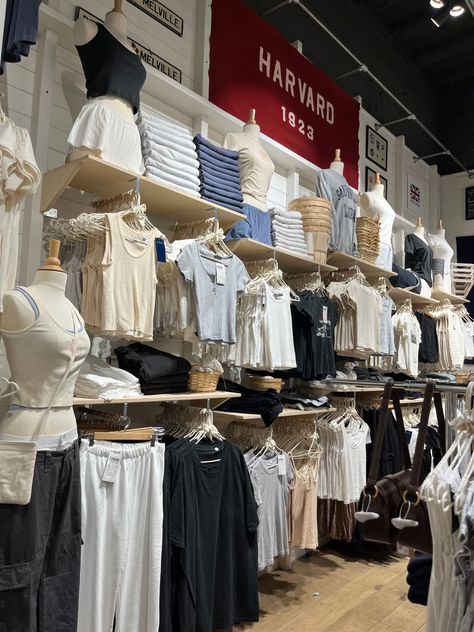 Brandy Melville Store Display, Lots Of Clothes Aesthetic, Brandy Melville Mannequin, Brandy Melville Girl Aesthetic, Brandy Melville Logo, Brandy Melville Shop, Selfcare Saturday, Brandy Clothes, Brandy Melville Store