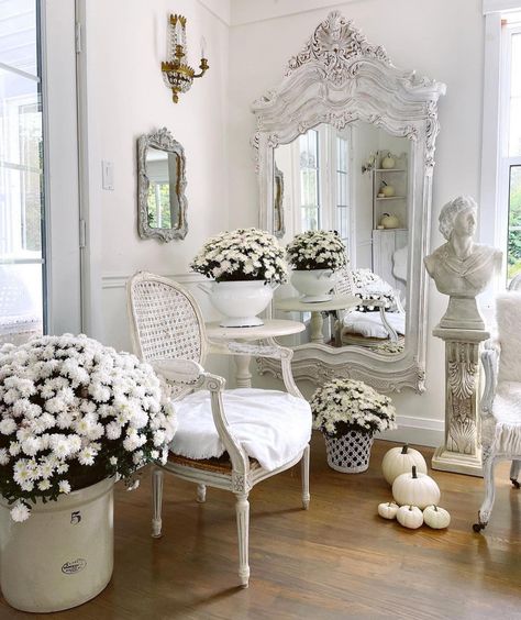 Cottages À La Campagne, Rustic Glam Home, Formal Living Room Decor, Shabby Chic Decorating, Shabby Chic Interior Design, Country Cottage Interiors, Cottage Interior Design, All White Room, White Interior Design