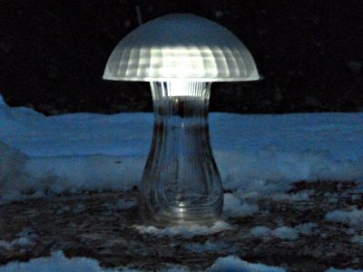 Mushroom Solar Lights to bring light to the darkness - this is recycling and salvage at it's finest; a couple of pieces of crystal or glass, and an old solar light, and Voila; something cool and funky for your garden. Mushroom Solar Lights, Solar Light Crafts, Garden Mushrooms, Garden Totems, Outdoor Crafts, Glass Garden Art, Glass Mushrooms, Light Crafts, Lights Outdoor