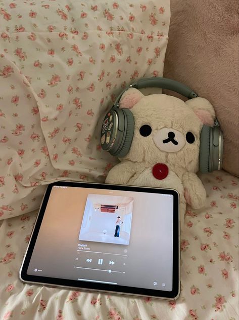 Rilakkuma Plushie, Bts Reaction, Cute Headphones, Cocoppa Wallpaper, Reaction Memes, Cute Stuffed Animals, Rilakkuma, الرسومات اللطيفة, Dream Room