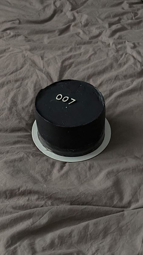 Black Korean Cake, Black Minimalist Cake, Minimalist Cake Birthday Men, Black Bento Cake, Black Cake Aesthetic, Birthday Cake Aesthetic Black, Best Friend Black, Cake Bday, Men Birthday Gifts