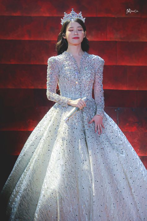 Iu Dress, Iu Hair, Concert Dresses, Iu Fashion, Queen Dress, Stage Outfits, Dream Wedding Dresses, Gown Wedding Dress