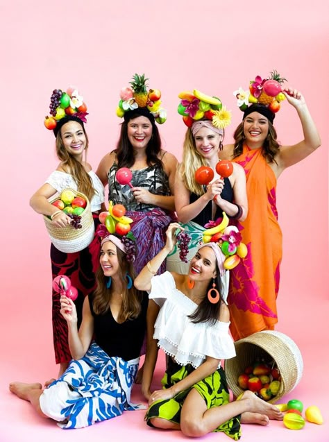 Tropical Party Outfit, Carmen Miranda Costume, Carnaval Make-up, Funny Group Halloween Costumes, Diy Group Halloween Costumes, Meme Costume, Clever Halloween Costumes, Carmen Miranda, Creative Costumes