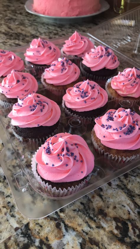 Homemade cupcakes, with homemade buttercream icing! https://m.facebook.com/Bakingmomma2011/ Homemade Buttercream Icing, Normal Cake, Princess Food, Cupcakes Pink, Homemade Buttercream, Homemade Cupcakes, Cake Business, Buttercream Icing, Dessert Lover