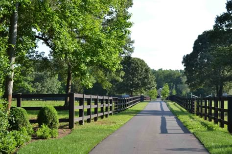 Black Farm Fencing, Large Acreage Fencing, 10 Acre Horse Farm Layout, Farm Backyard Ideas, Farm Fence Ideas Country Life, Farm Driveway, Driveway Gate Ideas, Horse Farm Layout, Farm Fences