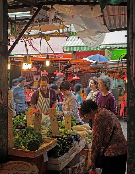 Shaukiwan Market, Hong Kong, China by L Plater. Market Photography, Kowloon Walled City, China Market, Scared Of The Dark, Traditional Market, Asian Market, Street Market, Urban Life, 인물 사진