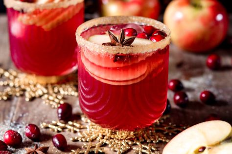 cranberry apple margarita Apple Margarita, Cranberry Margarita, Cranberry Drinks, Christmas Cocktail Party, Cranberry Apple, Christmas Cocktail, Cocktail Ingredients, Sweet Drinks, Apple Cranberry