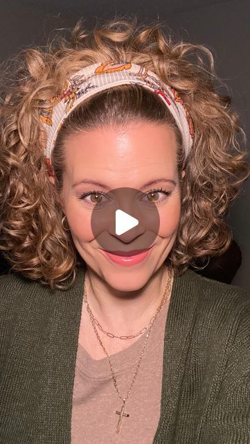 Sandi 🇨🇦 Curly Hair Care, Clean Beauty on Instagram: "Headband hack for all day volume  Simply add bobby pins from opposite directions just underneath the headband and lock them together as shown.  Let me be clear… The bobby pins are NOT being used to keep the headband in place.  It stays in place all day by itself.  The headband is from @bizzybcrafts  Note: This specific patterns isn’t available now but she has a lot to choose from.  Use Sandi10 to save.   #simplehairdo  #easyhairstylesforgirls #easyhairstyles #meandmycurls  #simplehairstyle" Headbands With Curly Hair, Headbands For Curly Hair, Curly Hair With Hairband, Curly Hair Bandana Hairstyles, Headband Curly Hairstyles, Headband With Curly Hair, Headband Hairstyles Curly Hair, Curly Hair Headband Styles, Curly Hairstyles With Headbands