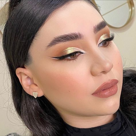 Makeup Dorado, Social Glam Makeup, Golden Makeup Look, Vintage Makeup Looks, Makeup Ojos, Kylie Makeup, Cute Eye Makeup, Makeup For Hazel Eyes, Colorful Eye Makeup