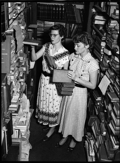 19 Vintage Photographs Of Stylin' Librarians Library Girl, People Reading, Vintage Library, Family Search, Family Genealogy, Woman Reading, Book Store, Vintage Magazine, Library Books