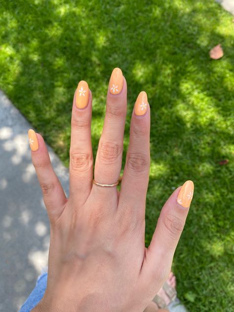 Nails Design Beige, Light Orange Nails Acrylic, Pastel Orange Nails Design, Pastel Orange Nails Almond, Cute Light Orange Nails, Pink And Orange Nails Pastel, Light Orange Nails Design, Pastel Orange Nails With Flowers, Soft Orange Nails