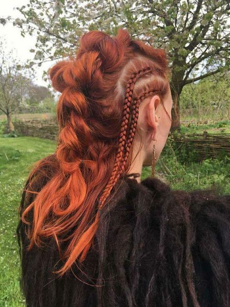 Cool Viking hairstyle - 9GAG Celtic Hairstyles, Hairstyles Female, Halloweenský Makeup, Viking Braids, Viking Hair, Fantasy Hair, Grunge Hair, Hair Stuff, Hair Dos