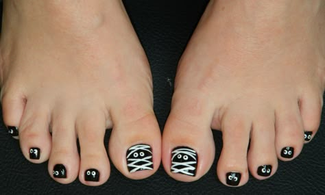 Black Halloween Pedicure, Halloween Toenails Simple, October Toenails, Toe Nail Designs For Halloween, Cute Toenail Designs For Fall, Pedi Ideas Toenails, Halloween Toe Designs, Easy Halloween Toenails, Cute Halloween Toe Nails