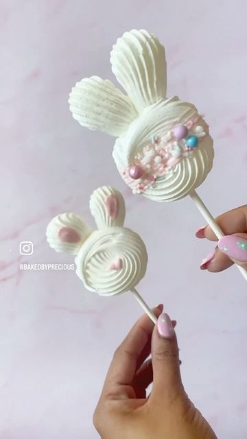 Precious on Instagram: "Follow @bakedbyprecious for more spring time treat ideas! Bunny meringue pops! 🐰💗 I LOVE eating meringues! Decided to give them a festive twist and make cute little bunny babies! Silicone mat and tipless bags @nycake #meringuepops #meringuecookies #bunnymeringuepops #vanillameringuecookies #bakedbyprecious #eastertreats #eastercookies" Merguine Cookies, Meringue Pops, Vanilla Meringue Cookies, Easter Deserts, Easter Fun Food, Meringue Cookie Recipe, Meringue Desserts, Marshmallow Bunny, Marshmallow Peeps