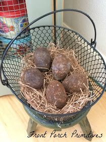 Front Porch Primitives: Grungy Prim Egg Tutorial Primitive Easter Decorating Ideas, Primitive Spring Decorating Ideas, Primitive Diy Crafts, Primitive Easter Crafts, Primitive Crafts Diy, Primitive Diy, Primitive Easter Decor, Prim Kitchen, Primitive Spring