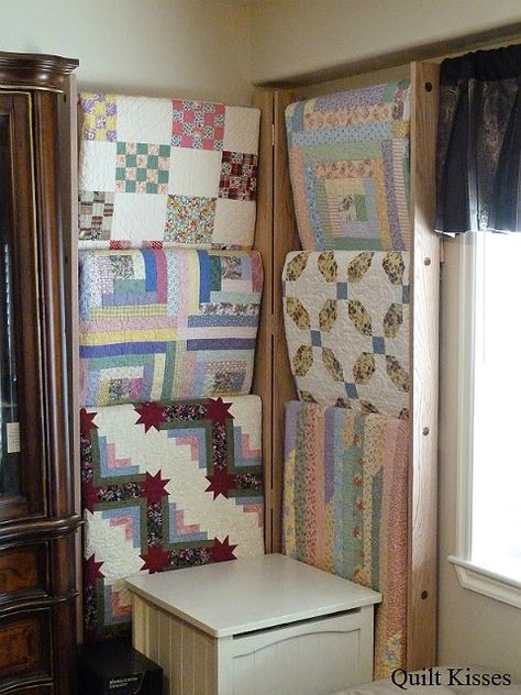 This Hinged Quilt Ladder Fits Neatly in a Corner - Quilting Digest Quilt Ladder, Quilting Digest, Quilt Hangers, Quilt Display, Quilt Rack, Hanging Quilts, Quilt Storage, Quilting Room, Wood Worker