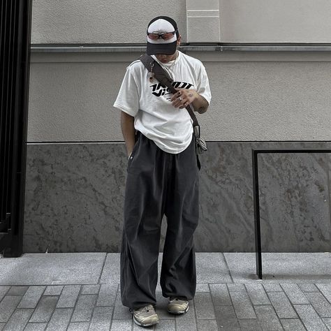 Grey Parachute Pants Outfit Men, Baggy Outfits Men, Dickies Outfits Men, Baggy Jeans Outfits, Underground Streetwear, Old Nyc, Mens Fashion Week Street Style, Baggy Jeans Outfit, Unique Streetwear