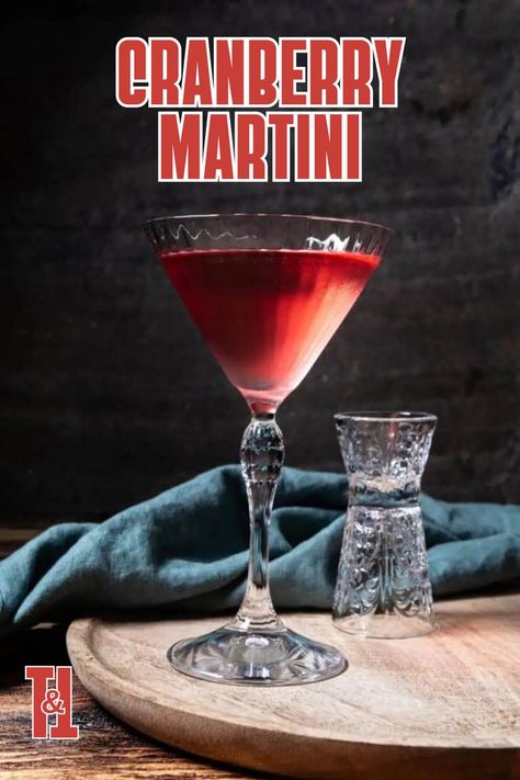 Make your next martini a tart affair with this sumptuous recipe. Vodka Cranberry Cocktail, Cranberry Martini, Holiday Martinis, Christmas Cocktails Easy, Christmas Party Drinks, Cranberry Vodka, Cranberry Cocktail, Thanksgiving Drinks, Thanksgiving Cocktails