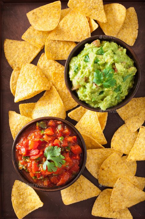 mexican guacamole and salsa dip, nachos tortilla chips Guacamole Dip Recipes, Guacamole Chips, Mexican Guacamole, Chili Toppings, Nacho Chips, How To Make Guacamole, Salsa Dip, Chips And Salsa, Guacamole Recipe