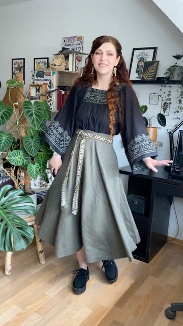 aestlein on Instagram: "🌿 Can you see the texture and the ✨ swoosh ✨ of this beautiful skirt? 🥺 It's the classic skirt with pine green twill linen from @sondeflor [gifted], it's very heavy and perfect for colder days. Fall is coming... I can't get over this outfit! Combining a blouse with Hungarian embroidery, a modern circle skirt, handmade bronze earrings inspired by Rus' hunter's belt jewlery from the "viking" age, a German Dirndl bag with a handmade woolen belt inspired by early medieval B Viking Fashion Modern Women, Medieval Inspired Fashion Modern, Viking Aesthetic Outfit, Medieval Modern Outfit, Modern Viking Outfit, Medieval Inspired Outfits Modern, Viking Inspired Outfit Modern, Modern Celtic Fashion, Medieval Modern Fashion