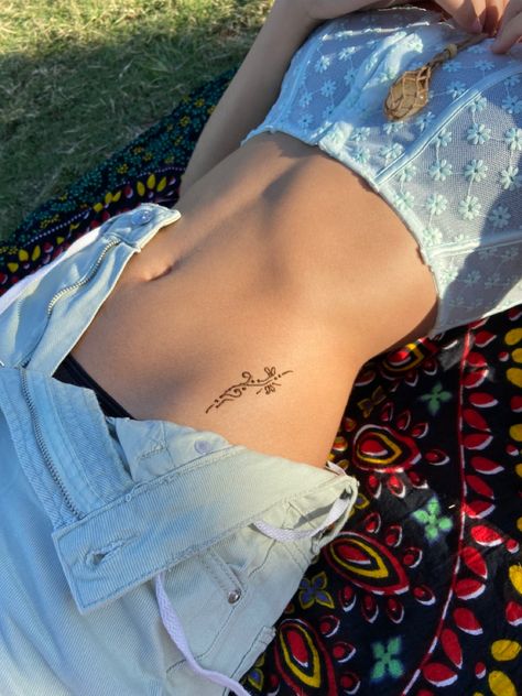 Hip Henna Designs, Henna Tattoo Designs Hip, Henna Hip Tattoo, Kana Tattoo, Hip Henna, Beach Henna, Tattoo On Hip Bone, Belly Henna, Cute Henna Tattoos