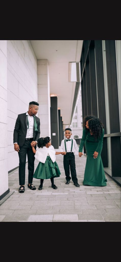 Family Christmas Pictures Emerald Green, Green Christmas Pictures Family, Black Tie Christmas Pictures, Emerald Christmas Photoshoot, Green Velvet Family Pictures, Family Pictures Emerald Green, Emerald Green Holiday Family Photos, Emerald Green Photoshoot Family, Green Christmas Family Outfits