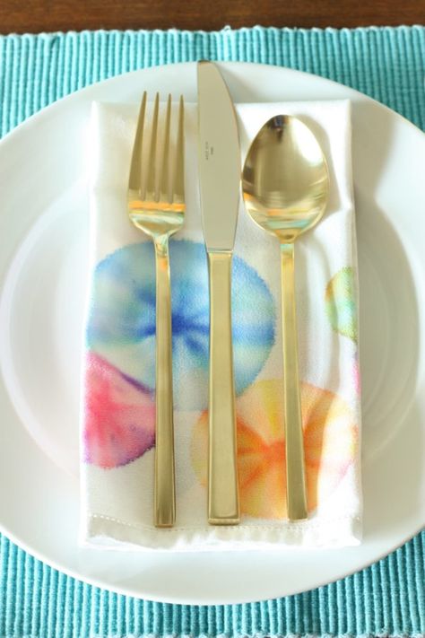 DIY Project Idea: How To Tie Dye Napkins with Permanent Markers | Apartment Therapy Dyed Napkins, Homemade Reed Diffuser, Gold Utensils, Diy Marker, Camp Crafts, Gold Flatware, How To Tie Dye, Easy Diy Gifts, 15 Diy