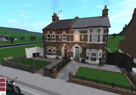 Bloxburg London Townhouse, Bloxburg English House, Downtown Bloxburg House, British Suburban House, Small British House, Bloxburg British House, House Design Exterior Bloxburg, Bloxburg Library Exterior, Bloxburg London