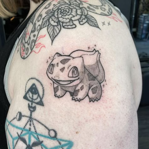 Pokemon Bulbasaur Tattoo, Bulbasaur Tattoo Black And White, Bulbasaur Tattoo, Liverpool Tattoo, Black Line Tattoo, Me Tattoo, Tattoo Anime, Pokemon Bulbasaur, Pokemon Tattoo