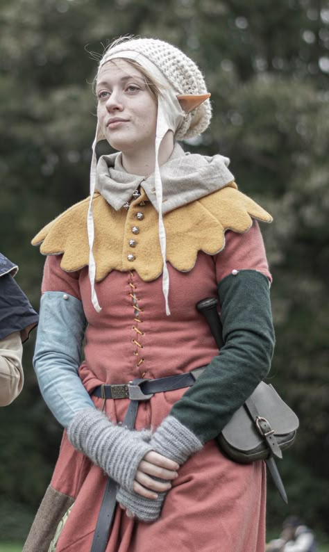 Larp Character Inspiration, Medieval Commoner Clothing, Medieval Outfit Aesthetic, Wood Elf Sorcerer, Medieval Traveler, Bardcore Medieval, Medieval Fantasy Costume, Elf Reference, Larp Elf