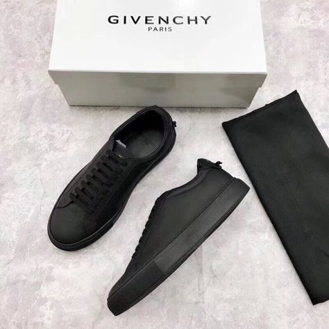 Givenchy Fashion, Givenchy Man, Man Shoes, Shoes Classic, Givenchy Paris, Outdoor Gardens Design, Flat Sneakers, Classic Leather, Leather Sneakers