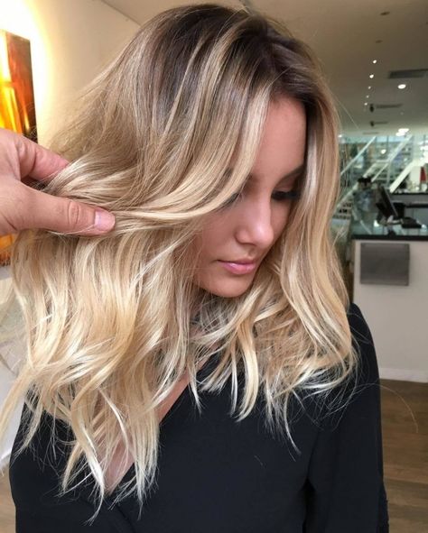 La technique de coloration Balayage est la tendance de toutes les saison, c’est une coloration très à la mode qui donne plus de volume de brillance et de charme à vos cheveux. Si vous avez envie de porter cette tendance nous mettons à votre disposition les plus beaux modèles qui peuvent vous ai… Balayage Blond, Blond Balayage, Hair Romance, Balayage Blonde, Ombré Hair, Long Blonde, Hair Color And Cut, Hair Color Balayage, Good Hair Day