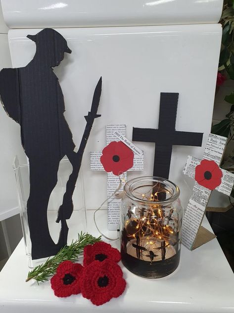 Anzac Day Library Display, Remembrance Day Displays, Remembrance Sunday Crafts, Anzac Day Display Ideas, Remembrance Day Decor, Remembrance Day Display, Remembrance Day Craft, Vfw Auxiliary, Remembrance Day Pictures