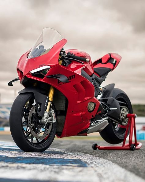 Ducati Panigele V4 V4 Engine, Ducati 1299 Panigale, Ducati Motorbike, Capri Italia, Ducati Panigale V4, Ducati Motorcycle, Panigale V4, Image Moto, Motorcross Bike