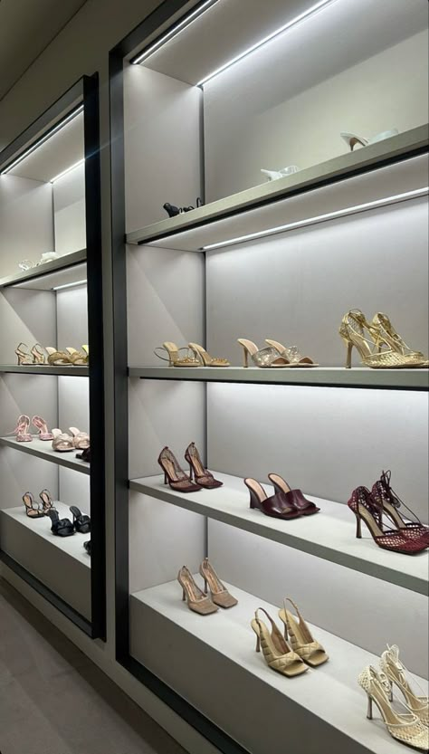 Luxury Clothing Store, Shoe Store Design, Bookcase Lighting, Retail Store Interior Design, Lounge Interiors, Retail Store Interior, Store Layout, Baby Room Inspiration, Door Design Interior