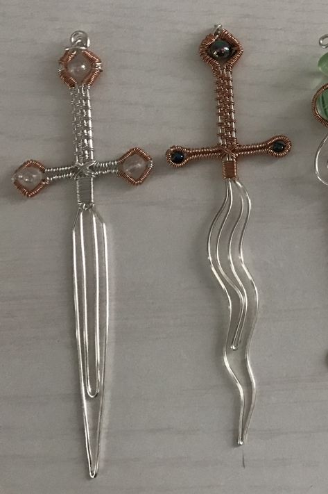 Sword bookmark wire wrap. Copper and silver plated wire. Wire Art Bookmark, Copper Ideas Projects, Renfaire Accessories Diy, Diy Wire Swords, Wire Wrapped Wand, Metal Wrapped Jewelry, Wire Wrapped Bookmark, Silver Wire Wrapped Jewelry, Wire Wrap Ideas