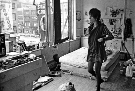 Patti Smith at the Chelsea Hotel Patti Smith Robert Mapplethorpe, Japanese Living, Ny Hotel, Wall Of Sound, Chelsea Hotel, Chelsea Girls, Robert Mapplethorpe, Patti Smith, Hotel Motel