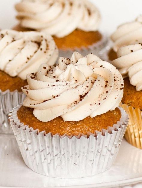 Cappuccino Cupcakes With Kahlua Buttercream (video) Cappuccino Dessert, Cappuccino Cupcakes, Vanilla Cappuccino, Flavored Cupcakes, Heavenly Desserts, Baked Desserts, Moist Cupcakes, Facebook Recipes, Coffee Cupcakes