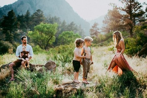 Organic Family Photoshoot, Stormy Solis, Family Portrait Outfits, 4th Trimester, Spring Portraits, Mountain Pictures, Outdoor Family Photos, Family Poses, Fairytale Photography