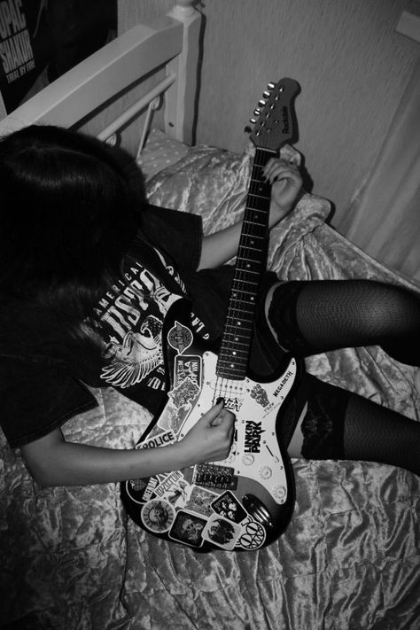 #model #poses #ideasposes #fashion #fotoinspo #Instainspo #Instagraminspo #music #electricguitar #guitar Electric Guitar Pose, Guitar Electric Aesthetic, Pose With Guitar, Electric Guitar Aesthetic, Guitar Aesthetic, Rockstar Aesthetic, Guitar Obsession, Guitar Photos, Rockstar Gf