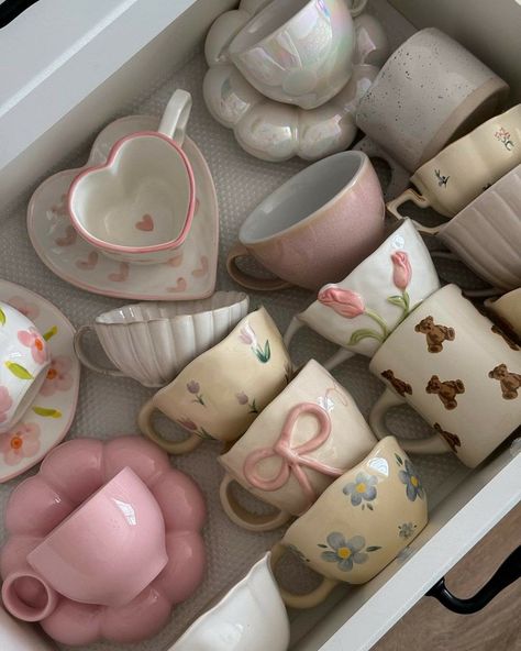 Cute Crockery, Cute Dishes, Ceramic Cafe, Pretty Mugs, Living In London, Cup Crafts, Functional Pottery, Pottery Crafts, Diy Pottery