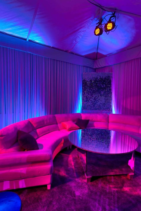 Hip Hop Bar Design, Hip Hop Cafe Design, Club Decor Nightclub Design, Vip Room Club, Hip Hop Room Decor, House Party Aesthetic, Lounge Aesthetic, 80s Interior Design, Underground Bar