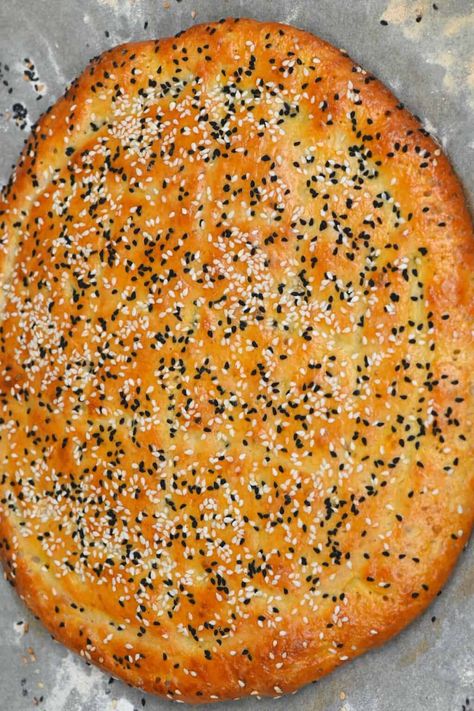 No knead Turkish Pide bread on a tray Pide Bread Recipe, Turkish Bread Recipe, Greek Tacos, Pide Bread, Food Turkish, Turkish Bread, Bread Soft, Flat Breads, Turkish Food