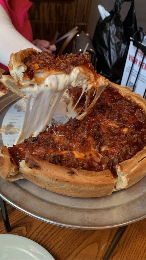 Deep Dish Pizza Aesthetic, Dr Food, Best Freeze Dried Food, Pizza Aesthetic, Chicago Deep Dish Pizza, Chicago Trip, Calzone Recipe, Chicago Aesthetic, Chicago Pizza