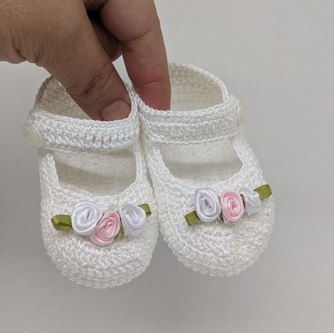 Baby Shower Gifts Girl, Crochet Baby Shower Gifts, Crochet Baby Girl Shoes, Crochet Mary Janes, Diy Lace Ribbon Flowers, Crochet Baby Shoes Pattern, Baby Shoes Pattern, Ribbon Rose, Crochet Baby Girl