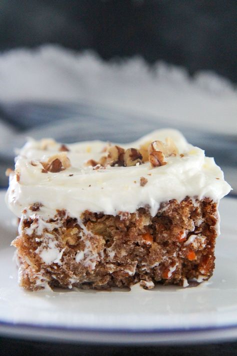 The ultimate carrot sheet cake with a homemade cream cheese frosting. Super fluffy, moist, and perfect for parties. #carrotcake #creamcheesefrosting Pineapple Crunchy, Best Ever Carrot Cake, Carrot Cake Recipe Homemade, Spiced Cake, Bolo Red Velvet, Carrot Cake With Cream Cheese, Fresh Carrots, Best Carrot Cake, Cake With Cream Cheese Frosting